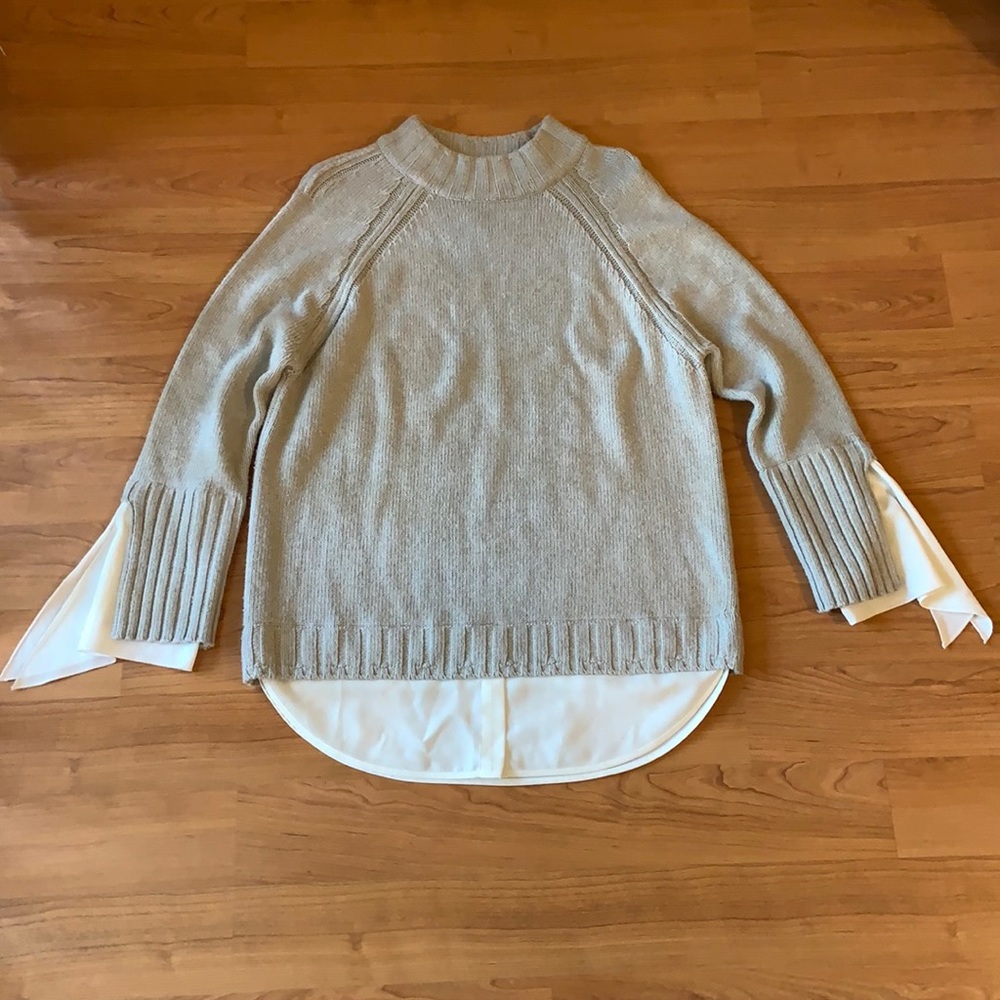 Brochu Walker Light Gray Crewneck Sweater with Cream Shirttail Hem